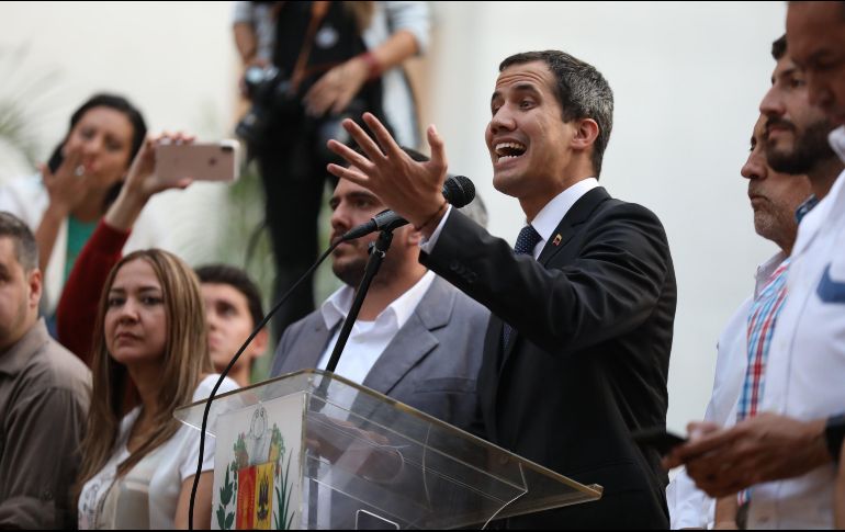 El jefe del Parlamento venezolano, Juan Guaidó, habla este jueves durante una asamblea con vecinos de Montalbán, al sur de Caracas. EFE/R. Peña