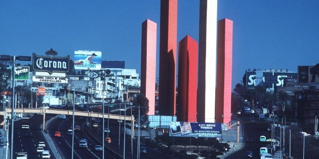 Vecinos instalan puerta en puente peatonal en Ciudad Sat&eacute;lite