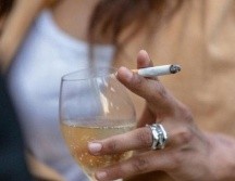 El estudio destaca los riesgos de beber, aunque solo sea una botella de vino a la semana. GETTY IMAGES