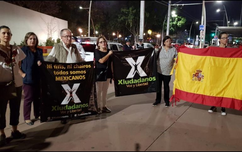 También desplegaron una bandera de España para advertir que no odian a los españoles. EL INFORMADOR / S. Blanco