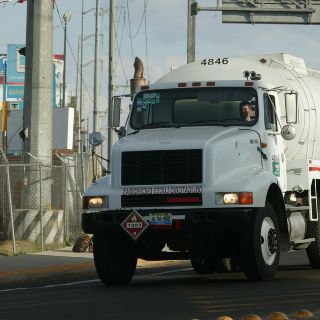 Sólo 69 pipas compradas por el gobierno de AMLO abastecen combustible