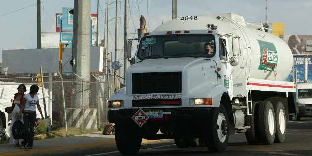 S&oacute;lo 69 pipas compradas por el gobierno de AMLO abastecen combustible