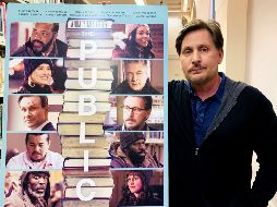 El actor y director estadounidense Emilio Estévez posa con el cartel de su película 