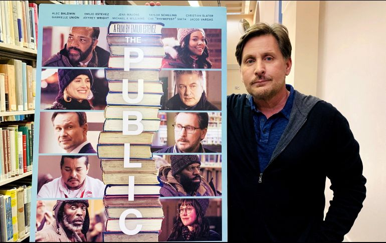 El actor y director estadounidense Emilio Estévez posa con el cartel de su película 