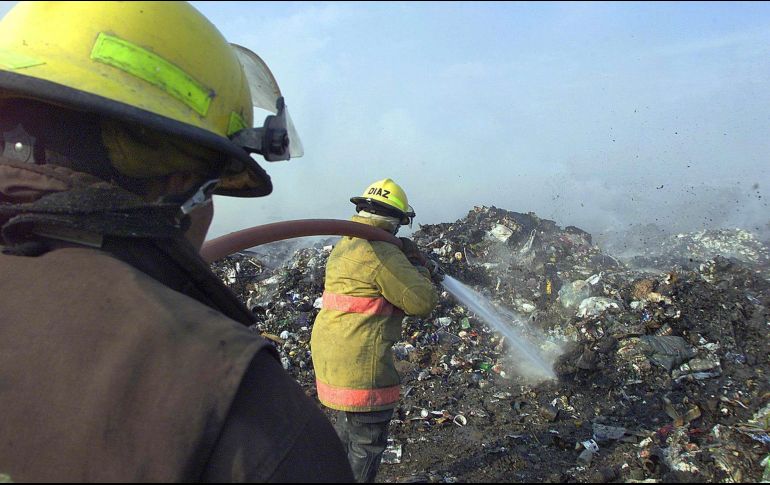 La alerta se activó debido a que el vertedero presenta zonas de combustión de materiales activas, así como potenciales riesgos a la salud por la quema de los residuos contenidos en el sitio. AFP / ARCHIVO