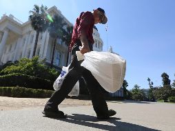 El estado de Nueva York consume unos 23 mil millones de bolsas plásticas al año. AP/ ARCHIVO