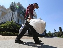 El estado de Nueva York consume unos 23 mil millones de bolsas plásticas al año. AP/ ARCHIVO