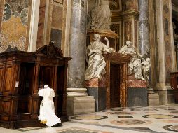 Tras la misa, el Papa se dirige a uno de los confesionarios de las naves laterales de la basílica; posteriormente, él mismo aplicó el sacramento a varios fieles. AP / A. Medichini