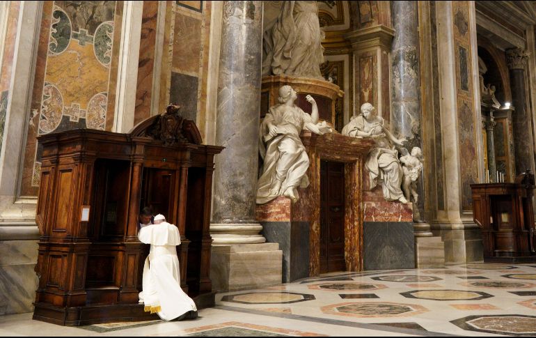 Tras la misa, el Papa se dirige a uno de los confesionarios de las naves laterales de la basílica; posteriormente, él mismo aplicó el sacramento a varios fieles. AP / A. Medichini