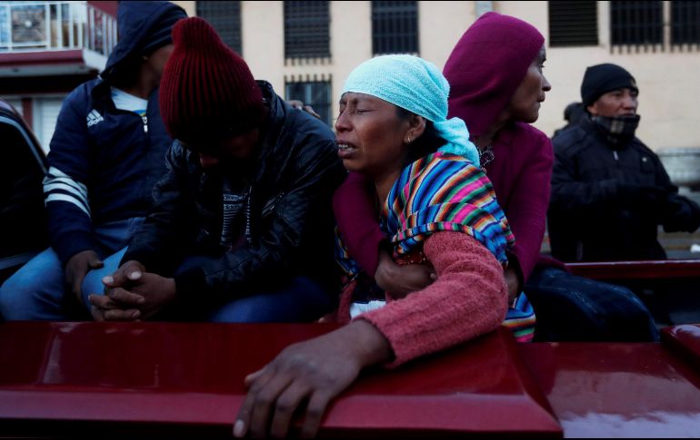 Pobladores retiran de la morgue el cuerpo de una de las víctimas del accidente, ocurrido a a la entrada del municipio de Nahualá. EFE/E. Biba