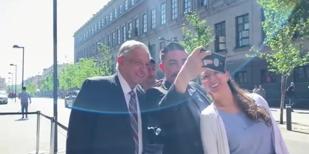AMLO sale del Palacio Nacional y sorprende a paseantes