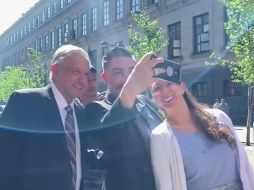 López Obrador atiende muy breve a algunas personas, instruye a una mujer de la Policía Militar que una persona se quedará en la puerta para que alguien le atienda su problema. ESPECIAL