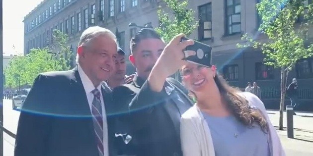 L&oacute;pez Obrador sorprende a transe&uacute;ntes al salir de Palacio Nacional