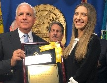 El alcalde de Miami Dade, Carlos Giménez le entregó a Rosales las llaves del condado durante una reunión. AP / G. Salomon