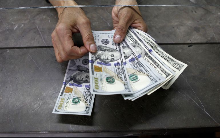 El billete verde se adquirió en un precio mínimo de 18.30 pesos en bancos. EL INFORMADOR/ARCHIVO