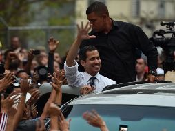 Guaidó habló durante unos diez minutos a sus simpatizantes y se marchó ileso del sitio. AFP/Y. Cortez