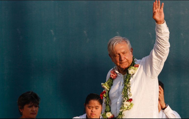 El presidente Andrés Manuel López Obrador encabezó la entrega de Programas Integrales a familias que residen a las orillas del Río Tuxpan, donde defendió a los docentes. NTX / J. Lira