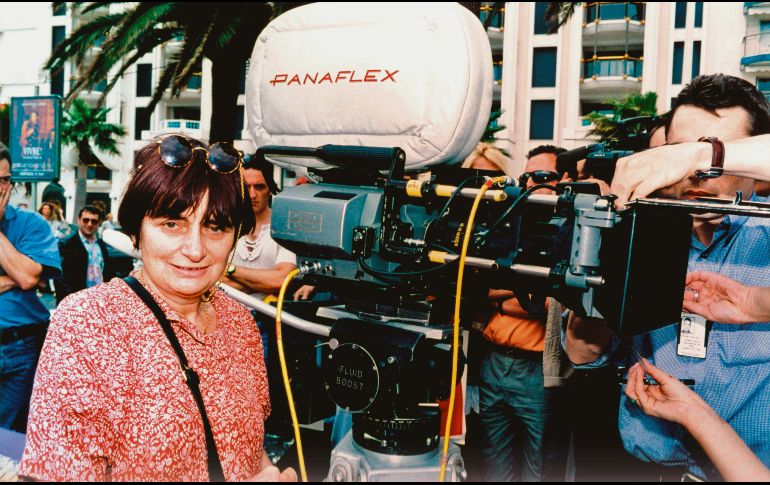 La directora en una foto tomada el 13 de mayo de 1994, dando instrucciones a los actores durante la filmación de la cinta “ Les Cent et une nuits de Simon Cinéma”. AFP