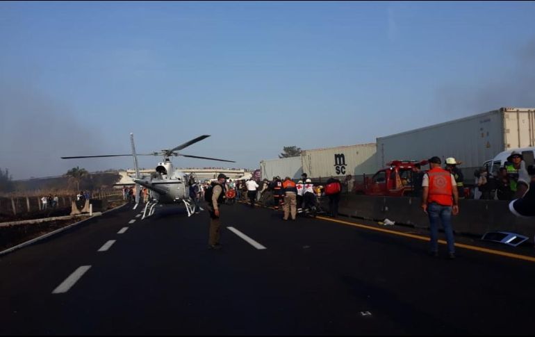 Entre los vehículos involucrados en la carambola están cuatro tráilers, seis camionetas, cuatro automóviles y un autobús de pasajeros. TWITTER/@Sinfiltrover