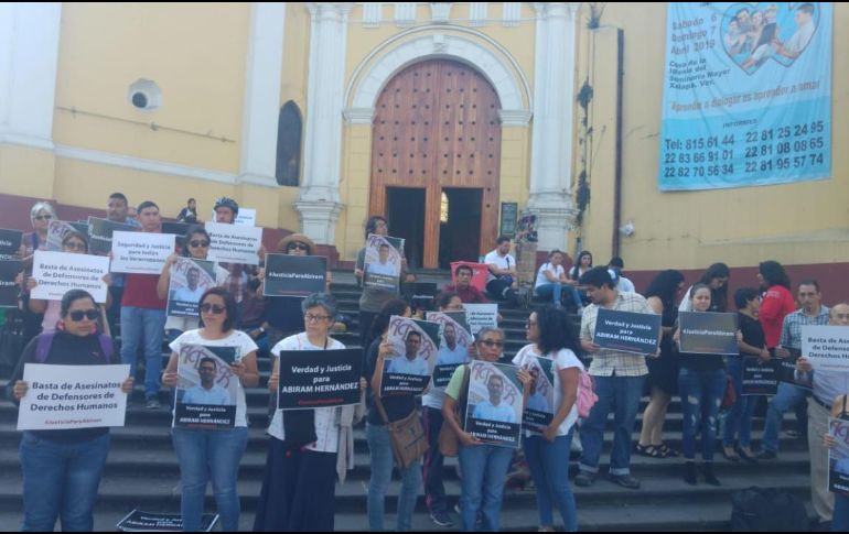 Activistas protestan en la plaza Lerdo, frente al palacio de gobierno de Veracruz, luego de que se diera a conocer el deceso de Abiram Hernández. TWITTER/@Inoceencio