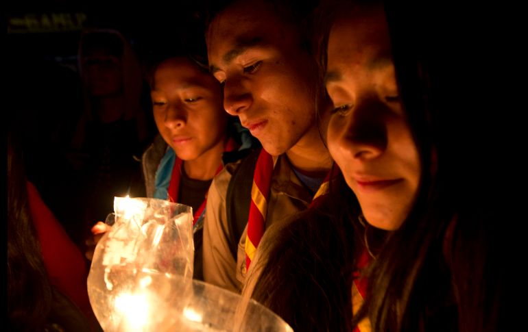 En La Paz, Bolivia, las personas sostuvieron velas en la vigilia de La Hora del Planeta. AP / J Karita