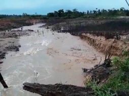 El material derramado está compuesto por agua, arena y arcilla. TWITTER/@reportermaceio