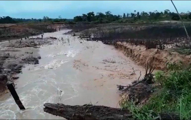 El material derramado está compuesto por agua, arena y arcilla. TWITTER/@reportermaceio