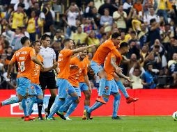 El jugador de América Víctor Aguilera (d) celebra una anotación ante Tigres durante el juego. EFE/J. Méndez