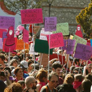 Miles de mujeres protestan por campaña contra el aborto