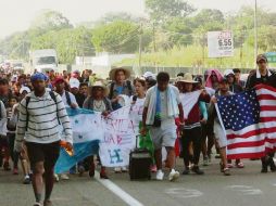 Una caravana de migrantes de Centroamérica y Cuba avanza por el municipio de Huehuetán hacia Huixtla, en Chiapas. EL UNIVERSAL
