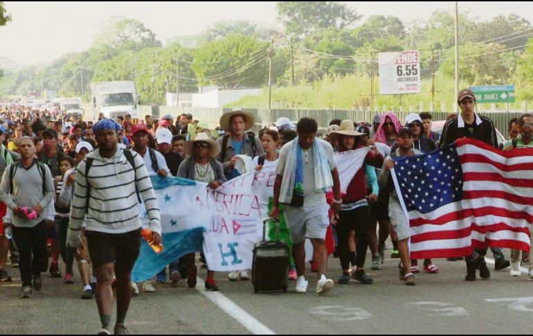 Una caravana de migrantes de Centroamérica y Cuba avanza por el municipio de Huehuetán hacia Huixtla, en Chiapas. EL UNIVERSAL