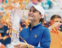 Ashleigh Barty posa con su trofeo de campeona tras ganar por primera vez el torneo de Miami. AP