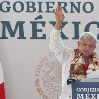 Sin transparentar, boletos de los vuelos de López Obrador