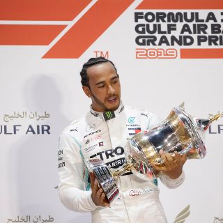 Hamilton gana el Gran Premio de Bahréin tras fallas de Ferrari