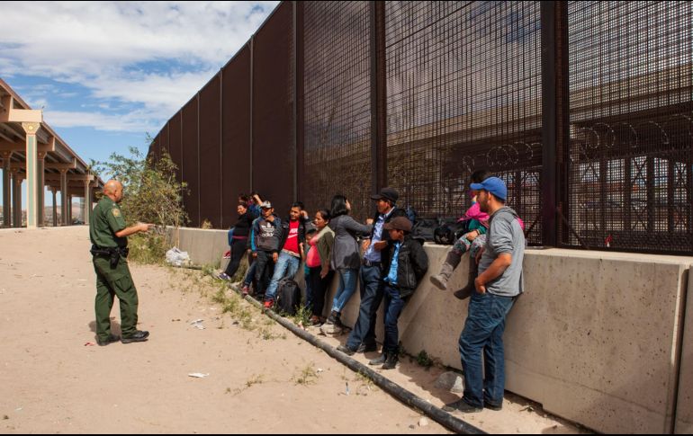 Migrantes centroamericanos se ven en un puente fronterizo El Paso, Texas, el pasado 28 de marzo. La cifra de centroamericanos que buscan entrar a EU como refugiados se ha incrementado en semanas recientes. AFP/ARCHIVO