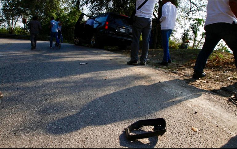 Pedazos de plástico quedaron en el tramo de la carretera de Huejutla, Hidalgo, a Tamazunchale, San Luis Potosí, debido al percance. NTX/J. Lira