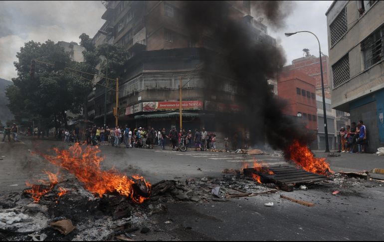 Ciudadanos salieron a las calles a protestar, quemando la basura que suele acumularse en las aceras debido al ineficiente servicio de aseo urbano. EFE / R.r Peña