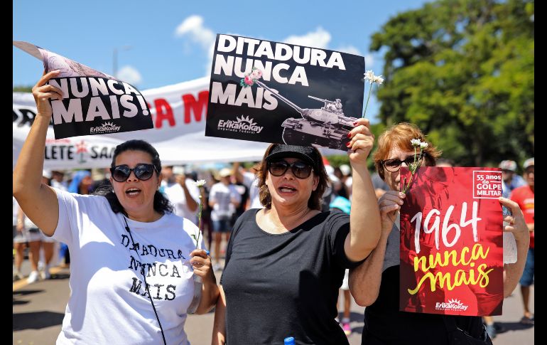 Mujeres participan en una marcha en Brasilia en contra de la dictadura de 1964-1985, surgida tras el golpe de Estado. AFP/S. Lima