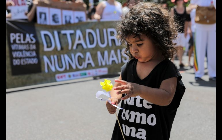 Una niña se ve durante la manifestación en la capital de Brasil. AFP/S. Lima