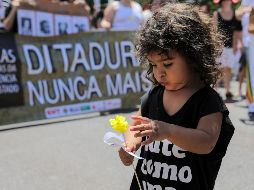 Una niña se ve durante la manifestación en la capital de Brasil. AFP/S. Lima