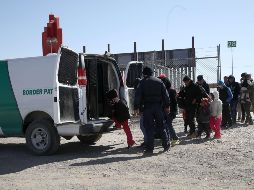 Un agente de la Patrulla Fronteriza en El Paso, Texas, dirige a migrantes a un vehículo este domingo. La Patrulla Fronteriza adviritió la semana pasada que sus agentes están desbordados ante la llegada creciente de migrantes. AFP/J. Sullivan