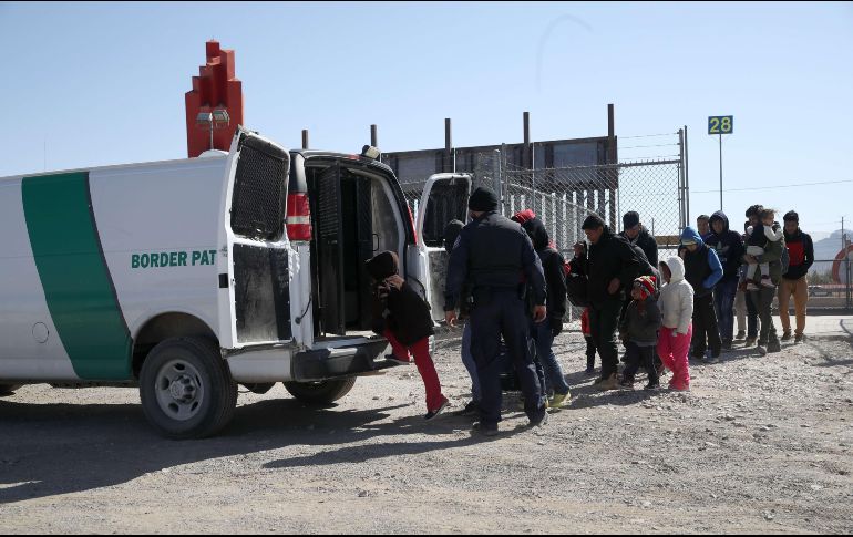 Un agente de la Patrulla Fronteriza en El Paso, Texas, dirige a migrantes a un vehículo este domingo. La Patrulla Fronteriza adviritió la semana pasada que sus agentes están desbordados ante la llegada creciente de migrantes. AFP/J. Sullivan