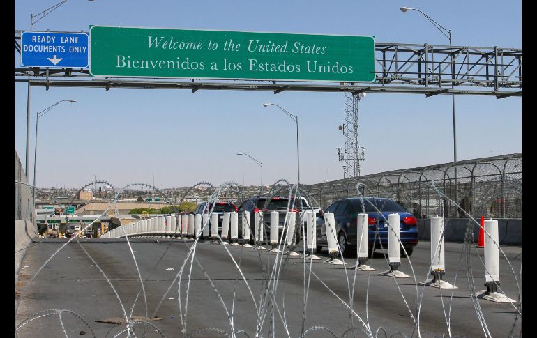 Carriles bloqueados este domingo en el puente Córdova-Américas de El Paso. AFP/H. Martínez