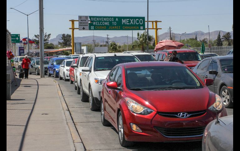 El cierre de carriles provocó largas filas de vehículos que iban de Ciudad Juárez a EU. AFP/H. Martínez