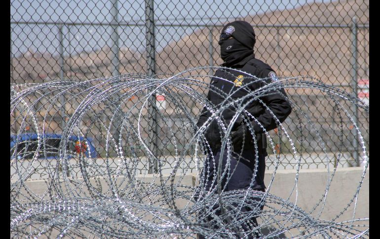 Un agente de Aduanas y Protección Fronteriza vigila en un cruce fronterizo de El Paso. AFP/H. Martínez