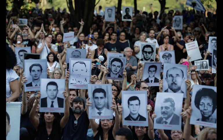 Manifestantes muestran fotografías de desaparecidos durante la dictadura militar, este domingo en Sao Paulo. EFE/S. Moreira