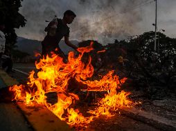 Un grupo de personas protesta por la falta de agua potable y electricidad en el centro de Caracas. EFE/M.Gutiérrez