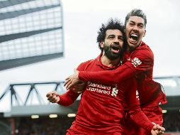 Mohamed Salah y Roberto Firmino celebran la primera anotación. AP