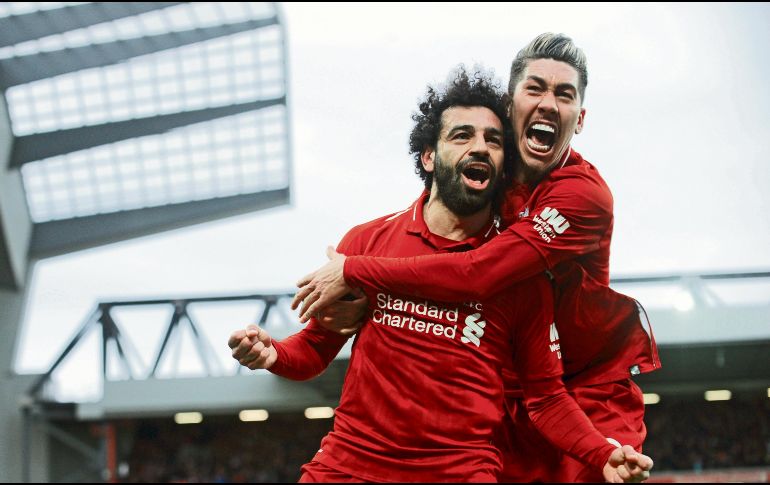 Mohamed Salah y Roberto Firmino celebran la primera anotación. AP