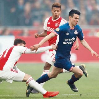 El PSV, con “Chucky”, no pudo con Ajax, que le pisa los talones